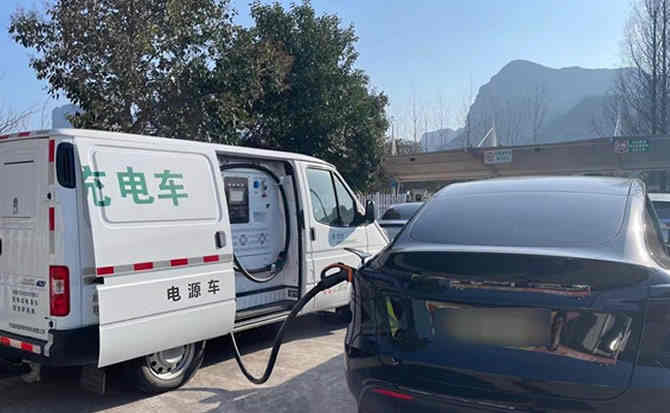 阿瓦提汽车搭电